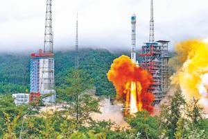 怀抱星辰情 共筑航天梦