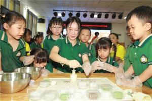 纳溪区：巧手做月饼 喜迎中秋节