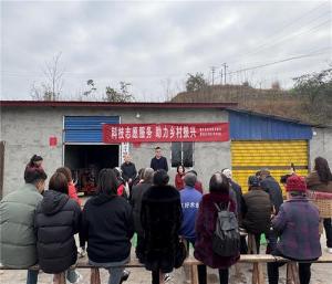 蓬安县科协开展学雷锋科技志愿服务进田园活动