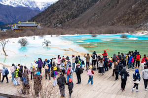青山彩池间的“行走课堂”