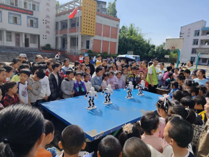 科普大篷车进校园 点亮童心科学梦