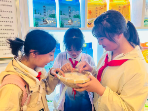 南江红光镇小学走进长赤翡翠米业企业开展科普研学活动