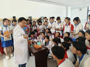 东兴区学子体验飞龙米业“黑科技”产线
