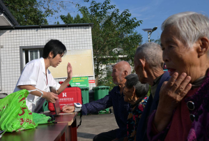 东兴区：健康科普巡回义诊队奔忙在乡间