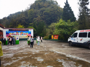 南江县：科普大篷车进校园 科学种子润童心