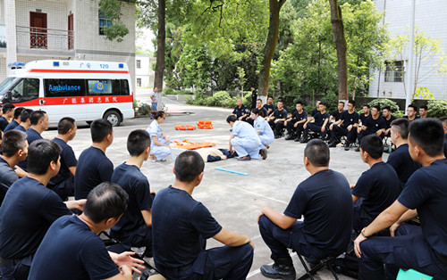 医护人员现场示范应急救护_副本.jpg