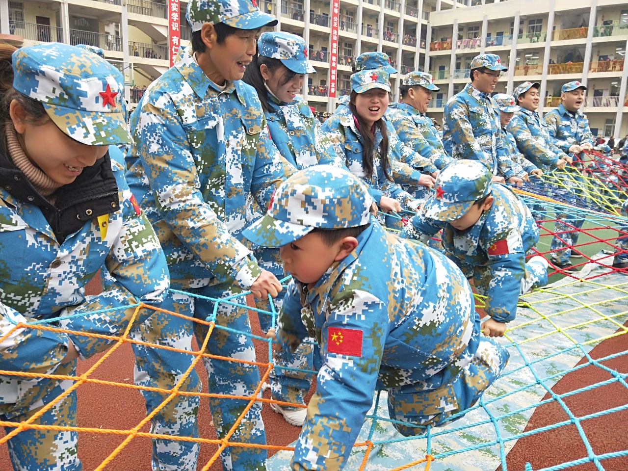 巴州区六小幼儿园举行国防教育亲子军事演习活动