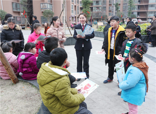 2月14日 ，在四川省广安市广安区官盛镇官盛春天美好家园小区，广安区检察院未检科检察官简银怀正在向留守儿童讲解反暴力反欺凌常识，关爱未成年人到基层_副本.jpg
