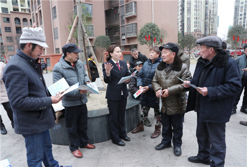 2月14日，在四川省广安市广安区官盛镇官盛春天美好家园小区，广安区检察院未检科检察官简银怀正在向留守老人讲解如何当好留守儿童监护人等相关常识，关爱未成年人到基层_副本.jpg