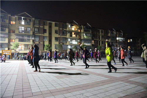 傍晚时分，小区住户在初心广场跳广场舞。.jpg