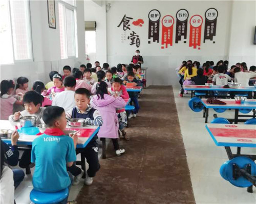 学生就餐.jpg