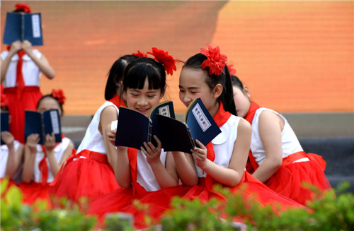 2019年4月17日，通江县实验小学学生在阅读《唐诗三百首》等国学经典。程聪摄 (4)_副本.jpg