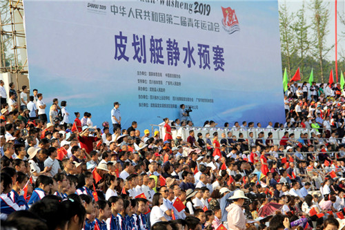 开幕式现场观众人山人海.jpg
