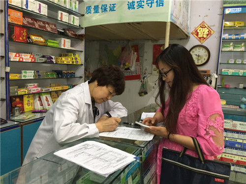 普查员王梦薇正在与药店业主核实数据并进行系统录入.jpg