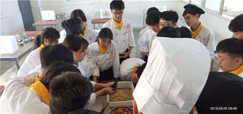 认真学习包粽子.jpg