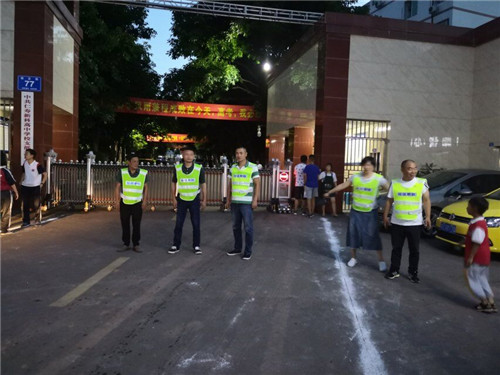 网格员和社区巡逻队夜间在学校门口值勤.jpg