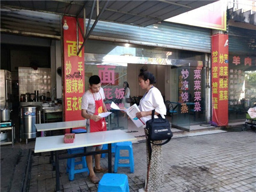 网格员在辖区商铺发放高考禁噪通告.jpg