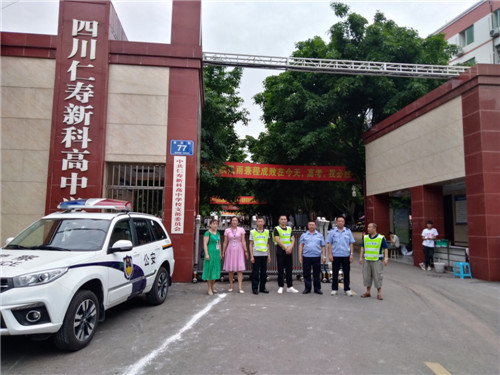 网格员在新科学校门口助力高考、维持秩序.jpg