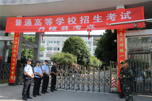 公安、交警在考场外值守.jpg
