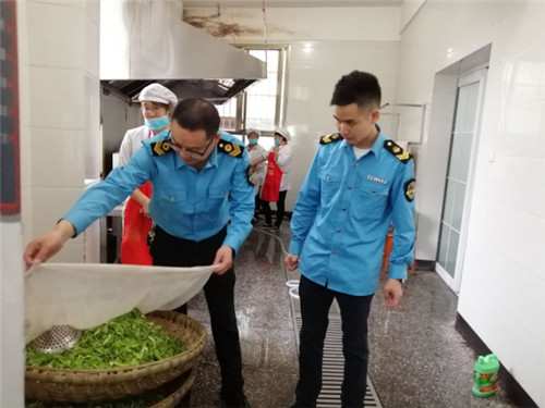 县市场监管局机关党委在食堂后厨检查食品安全.jpg