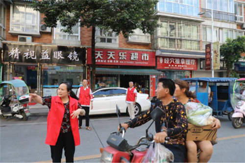 社区党员在考场附近道路进行交通劝导.jpg