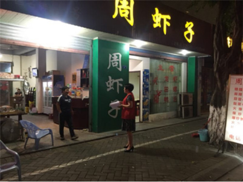 社区党员在夜间提醒夜宵店铺降声降噪文明营业.jpg