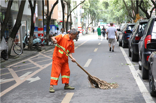 大街上环卫工人随处可见，为城市环境贡献力量。.jpg