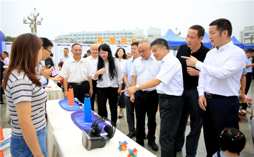 8.领导巡展1.jpg