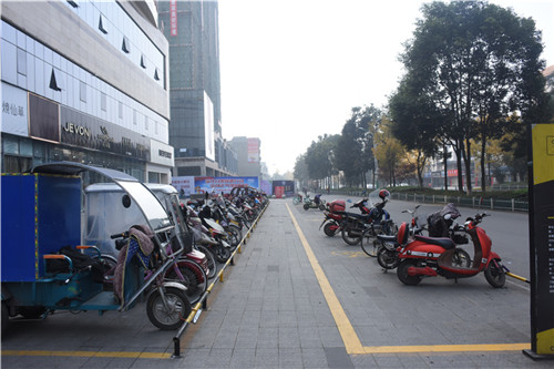 车辆有序停放。雷卓鸣 摄.jpg