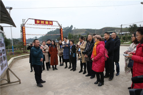 在罗波乡宝镜村实地了解基层治理路径.jpg
