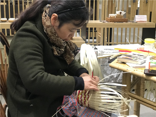 工人现场编制竹编产品.jpg