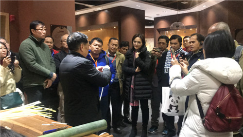陈云华大师与嘉宾交流竹编艺术.jpg