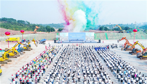 广安市2019年第三季度重点项目现场推进会暨重大项目集中开工仪式在前锋工业园举行.jpg