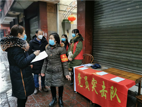 青神县：“红色门卫”把好防疫大门