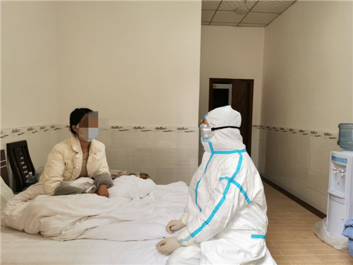 ▲医务人员陪隔离人员拉家常.jpg