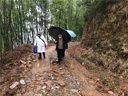 中山镇王沟党员、队长、村卫生员白平安（三重身份）每天准时给管控人员测体温两次.jpg