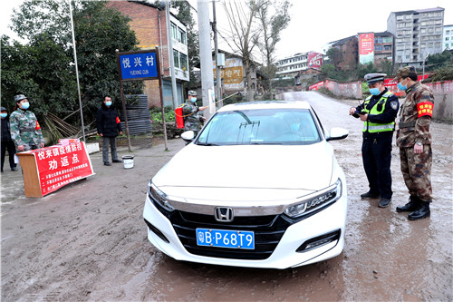 在广安区悦来镇交通要道路口，该镇民兵正在进行安全检查和设点宣传.jpg