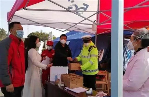 在疫情防控执勤点送上爱心茶叶.jpg