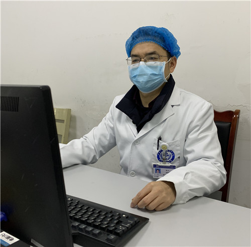 夏医生在电脑上看片分析病情.jpg