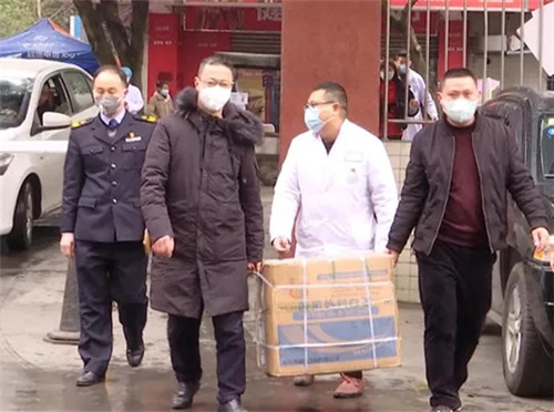 青一药房捐赠5000个口罩2.jpg