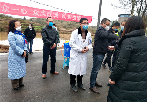 图1为县科协主席鲁四平(前排左二)在九龙镇督导疫情防控工作.jpg