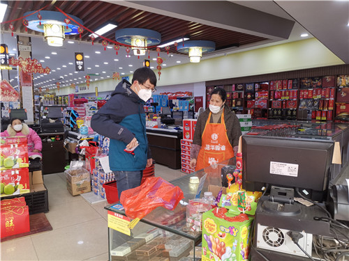 罗建超询问超市营业情况.jpg