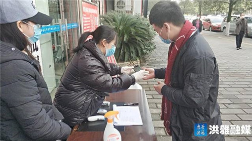 防疫办事两不误