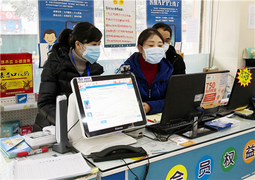 淡娟（左一）正在药店检查口罩储备情况.jpg