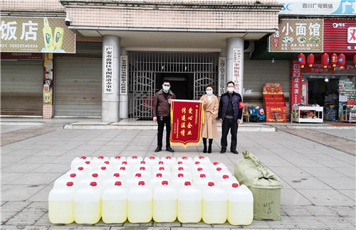 佳鑫岩棉夹芯瓦厂为奎阁街道捐赠了25公斤装40桶高浓度消毒液.jpg