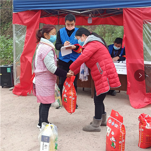 谭丽在防控检测点发放为村民代购的物资.jpg
