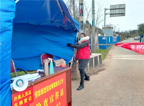 李坤拉住将被大风吹垮的帐篷.jpg