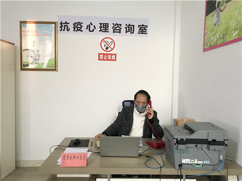 工作人员正在接打热线电话.jpg