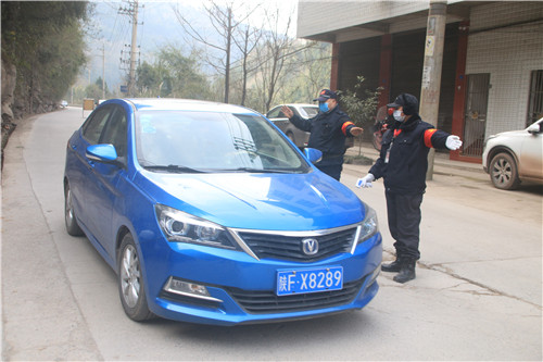 抗“疫”温情挥手暖心田（右一为杜明辉）.jpg