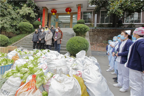 沙河镇红光村红旗村村民自发将自家种的蔬菜集中起来送到南江县留观医院的医护人员，支持抗疫。（程永红摄影） (1).jpg